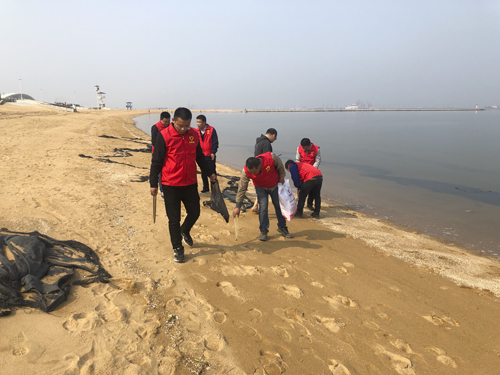 潍坊分公司党支部清理海滩垃圾5.jpg