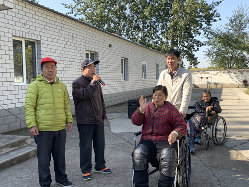 北京分公司党员在敬老院陪伴老人聊天、唱歌5.jpg